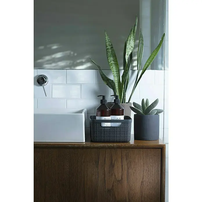 Curver Aufbewahrungsbox Jute-Optik - L x B x H: 27 x 20 x 11 cm, Kunststoff, Grau - Badezimmer-Szene mit dekorativen Behältern und Pflanzen auf einem hölzernen Waschtisch, minimalistisches Design.