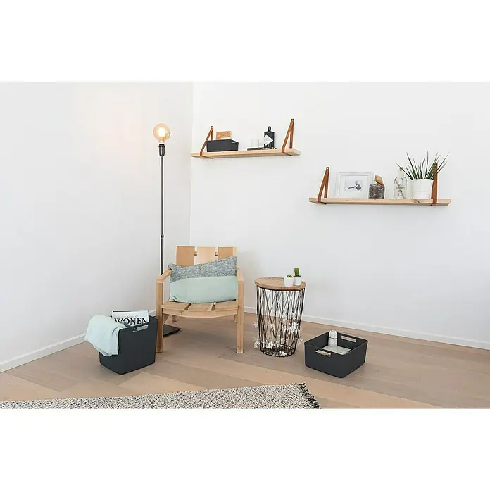 Curver Aufbewahrungsbox Jute - L x B x H: 36 x 27 x 15 cm, Kunststoff, Anthrazit - Helles Interieur mit Regalen an der Wand und einer Stehlampe. Der Raum ist mit einem Stuhl und Körben dekoriert.
