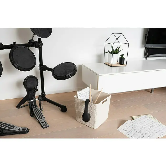 Curver Aufbewahrungsbox Jute - L x B x H: 28 x 28 x 27 cm, Kunststoff, Creme - Ein Alesis E-Drumset mit Notenblättern, Kopfhörern und Sticks in einem geflochtenen Aufbewahrungskorb auf einem hellen Holzboden.
