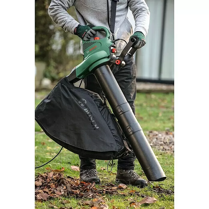Bosch Elektro-Laubsauger UniversalGardenTidy 2300 - 2.300 W, Blasgeschwindigkeit: 165 km/h - 285 km/h - Anwendungsbeispiel