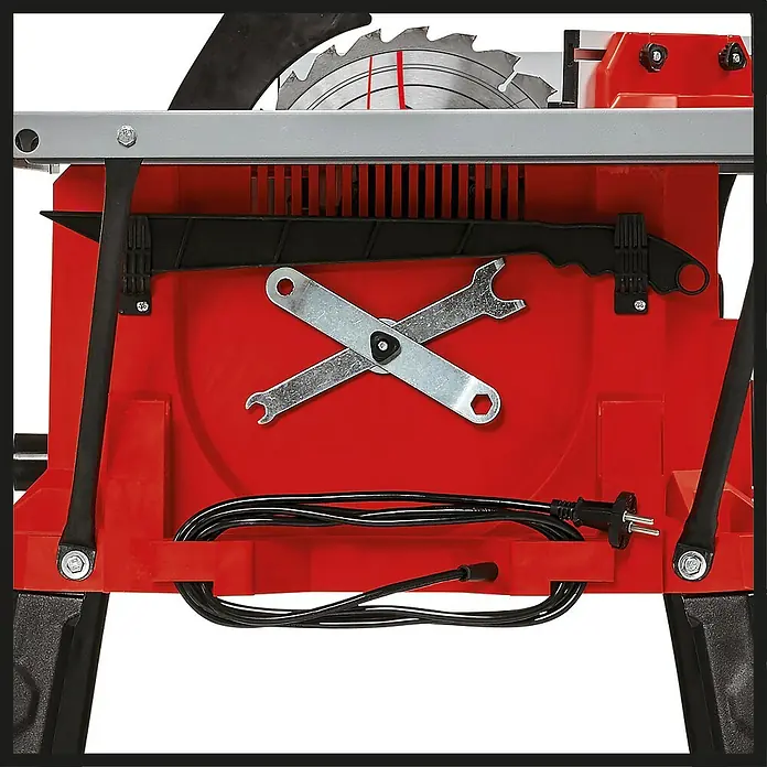 Einhell Sierra circular de mesa TC-TS 254 U - 1.800 W, Diámetro hoja de sierra: 254 mm, Profundidad de corte a 90 °: 80 mm - Vista detallada de una cortadora de azulejos Einhell con herramientas y gestión de cables. La máquina tiene un esquema de colores rojo y gris.