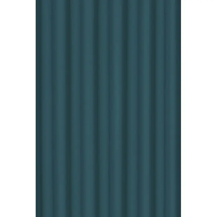 Elbersdrucke Verdunkelungsvorhang Midnight - 140 x 255 cm, 100 % Polyester, Blau - Nahaufnahme einer blauen, geriffelten Metallwand, die Textur und industrielle Ästhetik hervorhebt.