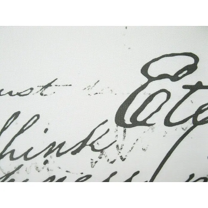 Elbersdrucke Bistrogardine Loveletter - Weiß/Grau, 100% Polyester - Detailansicht eines weißen Textils mit schwarzem Schriftzug. Das Muster verleiht dem Stoff eine elegante Note für Dekorationen.