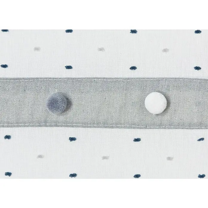 Elbersdrucke Ösenschal Bobbel - Weiß/Grau/Anthrazit, B x H: 140 x 255 cm, 100% Polyester - Nahaufnahme eines Stoffes mit Punktmuster und einem grauen Band mit zwei Bommeln, einem grauen und einem weißen.