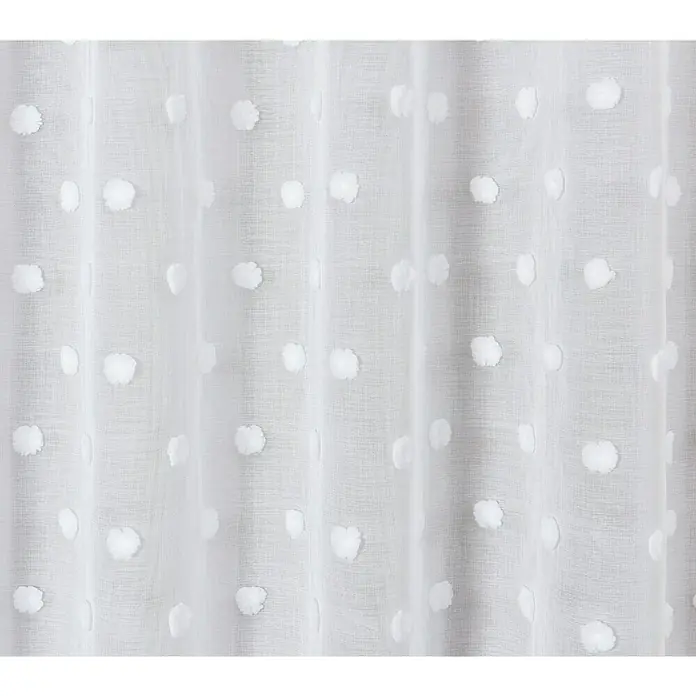 Elbersdrucke Schlaufenschal Fluffy Dots - Weiß, 100% Polyester - Nahaufnahme eines weißen Gardinenstoffs mit gepunktetem Muster, ideal zur Fensterdekoration.