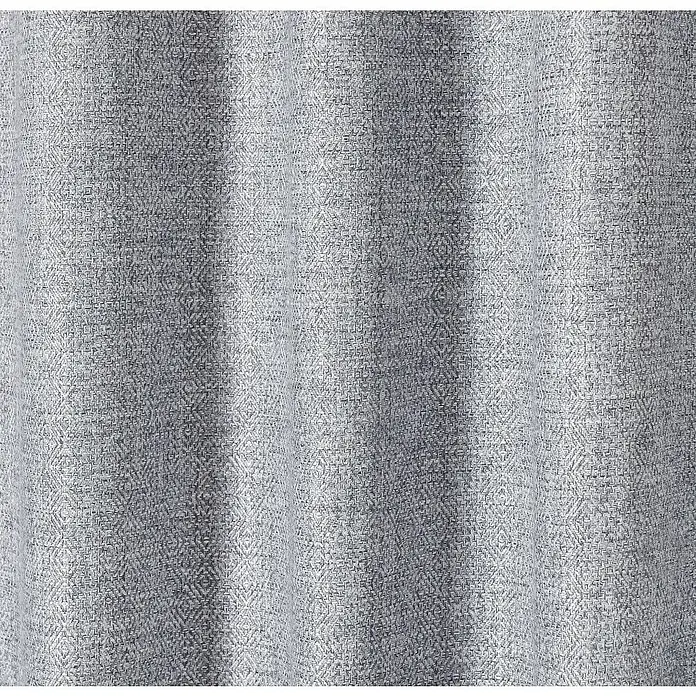 Elbersdrucke Verdunkelungsvorhang Vienna - Hellgrau, 100% Polyester - Nahaufnahme eines grauen Vorhangs mit einem subtilen, geometrischen Webmuster, der eine elegante Textur und dezente Lichteffekte zeigt.