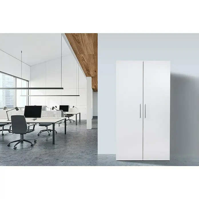 Respekta Schrankküche Peter - Breite: 104 cm, Weiß/Eiche, Mit Duo-Kochmulde und Mikrowelle - Ein moderner Büroraum mit einem großen weißen Schrank im Vordergrund, der Stauraum bietet und das minimalistische Design ergänzt.