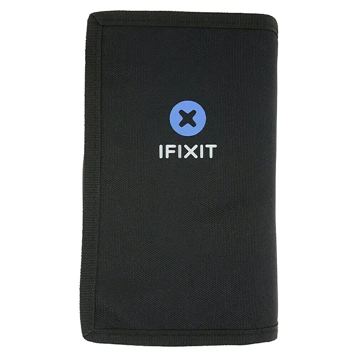 iFixit Set de herramientas Pro Tech - 84 pzs. - Una bolsa de herramientas iFixit negra con el logotipo azul de iFixit en el centro, ideal para guardar herramientas.