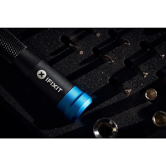 iFixit Bit-Set Manta Precision - Geeignet für: Smartphones - Das iFixit-Werkzeugset mit einem Schraubendreher mit blauem Griff und verschiedenen Bits, die in einem schwarzen Schaumstoffbehälter angeordnet sind.