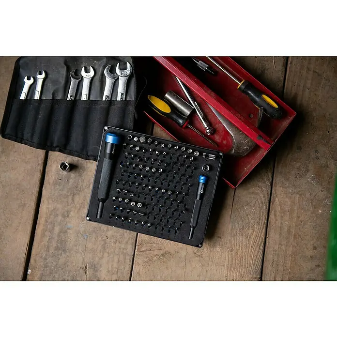 iFixit Bit-Set Manta Precision - Geeignet für: Smartphones - Werkzeugset auf Holztisch mit Schraubenschlüsseln, Schraubendrehern und Bit-Set, ideal für Reparaturen und Heimwerkerprojekte.