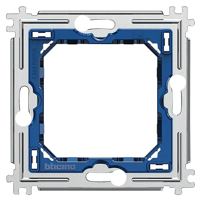 Bticino Living Light Mecanismo de enchufe Universal Tornillo - Plateado, Metal, Clavar con clavos - Soporte de dispositivo Bticino LN4702M con marco azul y cubierta plateada, ideal para instalaciones eléctricas modernas y diseño elegante.