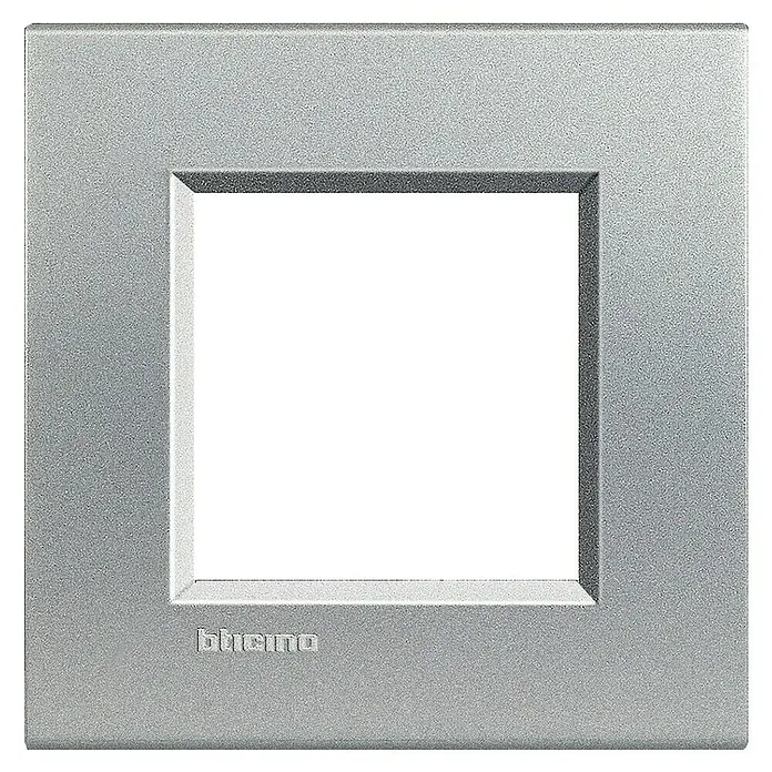 Bticino Living Light Marco - Aluminio, Modelo de mecanismos: x 1, Plástico, Instalar - Cubierta de interruptor de luz Bticino plateada con recorte cuadrado para un diseño elegante.