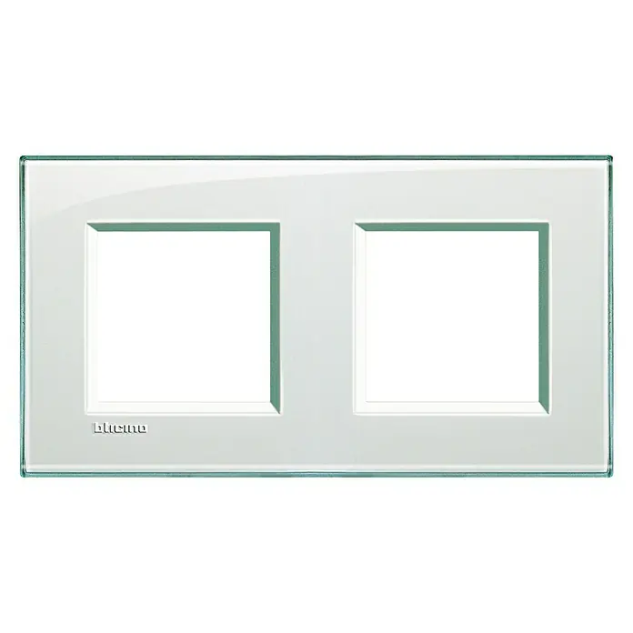 Bticino Living Light Marco - Agua marina, Modelo de mecanismos: x 2, Plástico, Instalar - Primer plano de una placa de pared de doble marco blanca Bticino con dos recortes cuadrados, que proporciona una adición elegante y funcional a cualquier espacio.