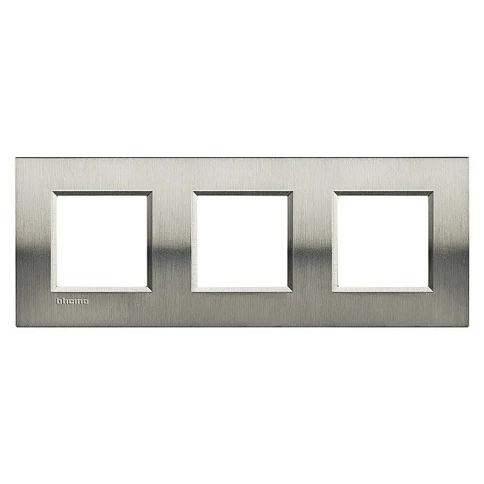 Bticino Living Light Marco - Acero, Modelo de mecanismos: x 3, Plástico, Instalar - Tapa triple Bticino plateada para interruptores y enchufes para un montaje elegante en la pared.