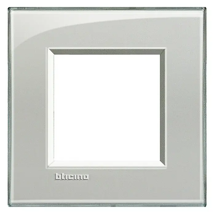 Bticino Living Light Marco - Gris, Modelo de mecanismos: x 1, Plástico, Instalar - Primer plano de una tapa de interruptor de luz Bticino en blanco brillante, que ofrece un elemento de diseño moderno y elegante para cualquier habitación.