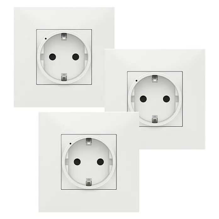 Legrand Valena Next with Netatmo Enchufe x 3 - Blanco, Plástico, Colocar, 3 ud. - Primer plano de tres tomas de corriente Schuko blancas sobre un fondo negro. Las tomas son cuadradas y tienen dos agujeros para los pines.