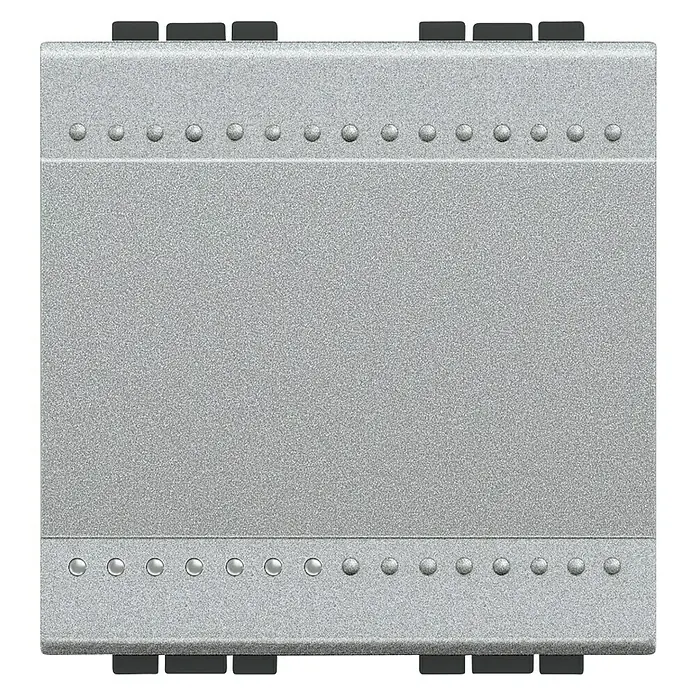 Bticino Living Light Pulsador Basculante 2M - Plateado, Instalar, Plástico, 16 A - Primer plano de una placa metálica gris con detalles de remaches, destacando la estética industrial y la construcción robusta del producto.