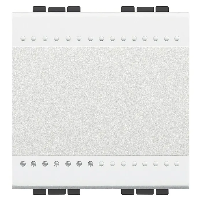 Bticino Living Light Cruzamiento basculante 2M - Blanco, Colocar, Plástico, 16 A - La imagen muestra un primer plano de una tapa de interruptor rectangular blanca con esquinas redondeadas y filas de orificios de montaje.