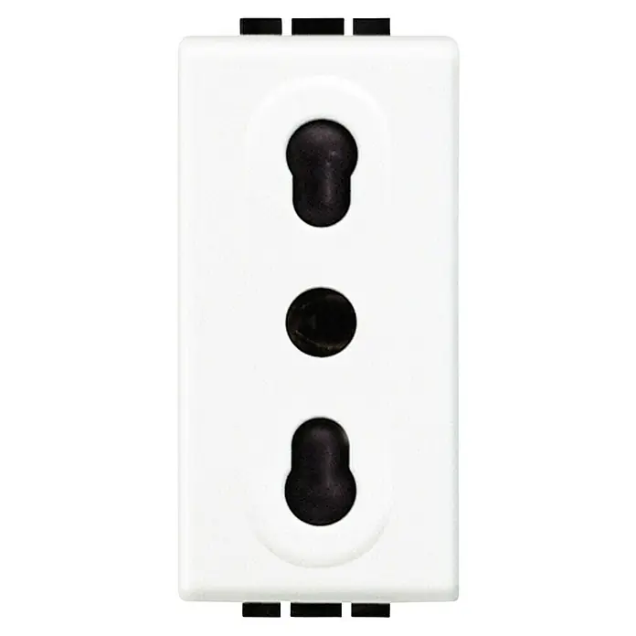 Bticino Living Light Enchufe Italiano - Blanco, Plástico, Instalar - Primer plano de un enchufe blanco de tipo L con tres agujeros para enchufes italianos, que combina seguridad y funcionalidad.