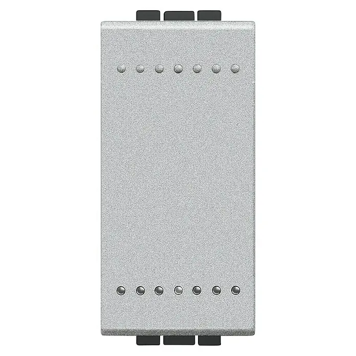 Bticino Living Light Cruzamiento basculante 1M - Plateado, Colocar, Plástico, 16 A - Vista detallada de una cubierta de interruptor plateada con filas de remaches en la parte superior e inferior, un elemento de diseño moderno para su hogar.