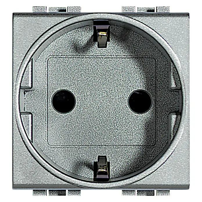 Bticino Living Light Enchufe - Plateado, Plástico, Colocar - Primer plano de un enchufe Schuko gris. Esta toma de corriente está diseñada para el mercado alemán y tiene dos pines y contactos de tierra.