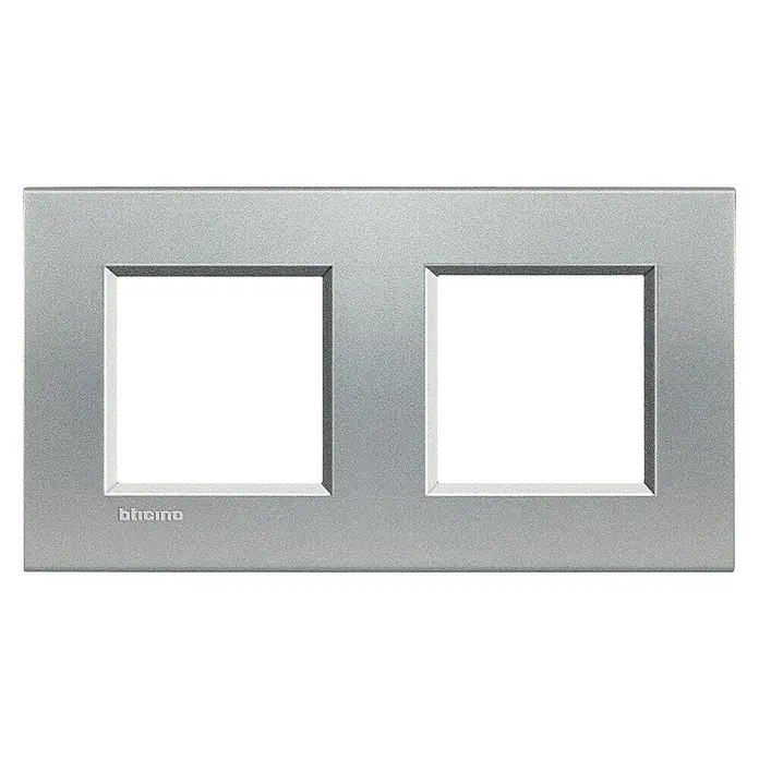 Bticino Living Light Marco - Aluminio, Modelo de mecanismos: x 2, Plástico, Instalar - Cubierta de marco doble Bticino plateada, ideal para interruptores y enchufes modernos. Diseño elegante que realza cualquier interior.