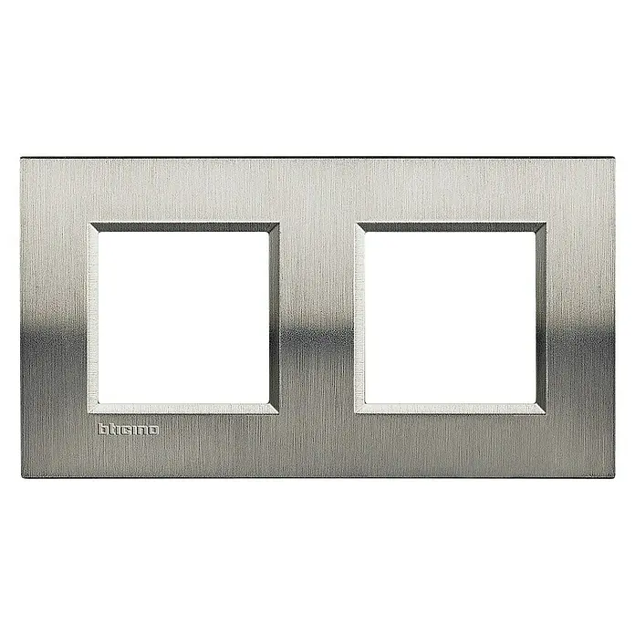 Bticino Living Light Marco - Acero, Modelo de mecanismos: x 2, Plástico, Instalar - Toma de una tapa de interruptor doble Bticino en plata cepillada, que ofrece una estética elegante y moderna para cualquier habitación.