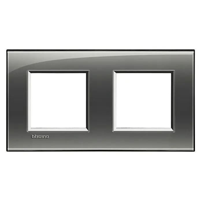 Bticino Living Light Marco - Gris oscuro, Modelo de mecanismos: x 2, Plástico, Instalar - Imagen de una placa de cubierta doble de metal brillante Bticino para interruptores de luz y enchufes.