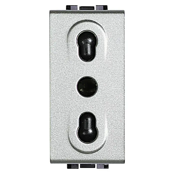Bticino Living Light Enchufe Italiano - Plateado, Plástico, Instalar - Primer plano de un enchufe múltiple gris con tres tomas negras, que ofrece suministro de energía para dispositivos.
