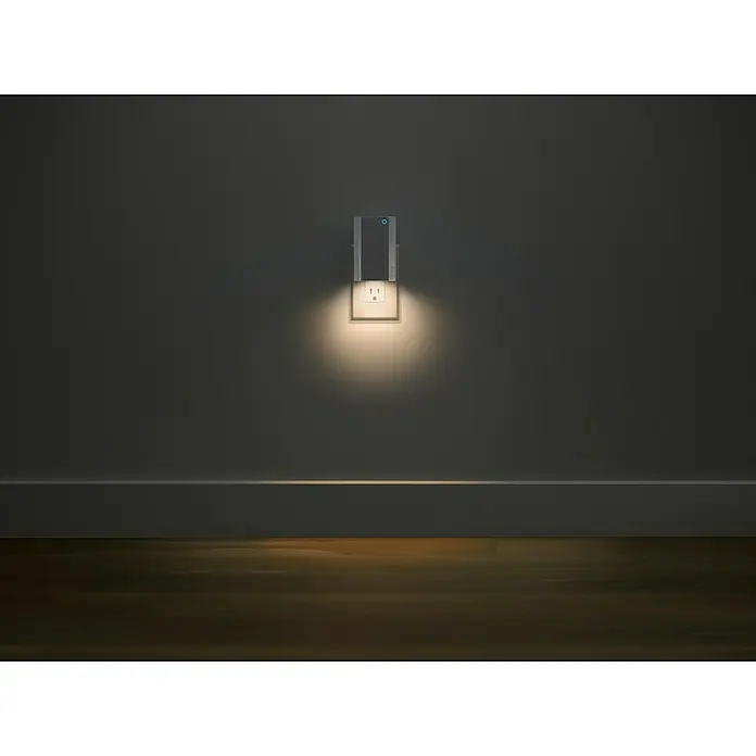 Ring Funk-Gong Chime Pro 2. Gen. - Weiß, Netzbetrieben, 10,3 x 6,9 x 2,9 cm - Nahaufnahme eines LED-Nachtlichts mit Steckdose und modernem Design an einer dunklen Wand. Das sanfte Licht sorgt für Sicherheit im Dunkeln.