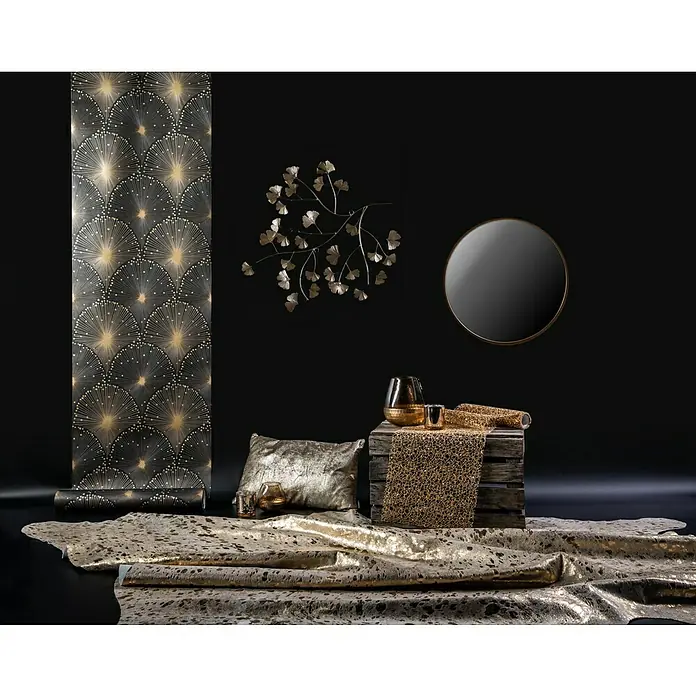 Esbeco Alfombra de piel de vaca Manchado - Oro, 100% Piel real - Elegante toma de estudio con un rollo de papel tapiz con patrones circulares, hojas de ginkgo decorativas, un espejo y una elegante decoración dorada.