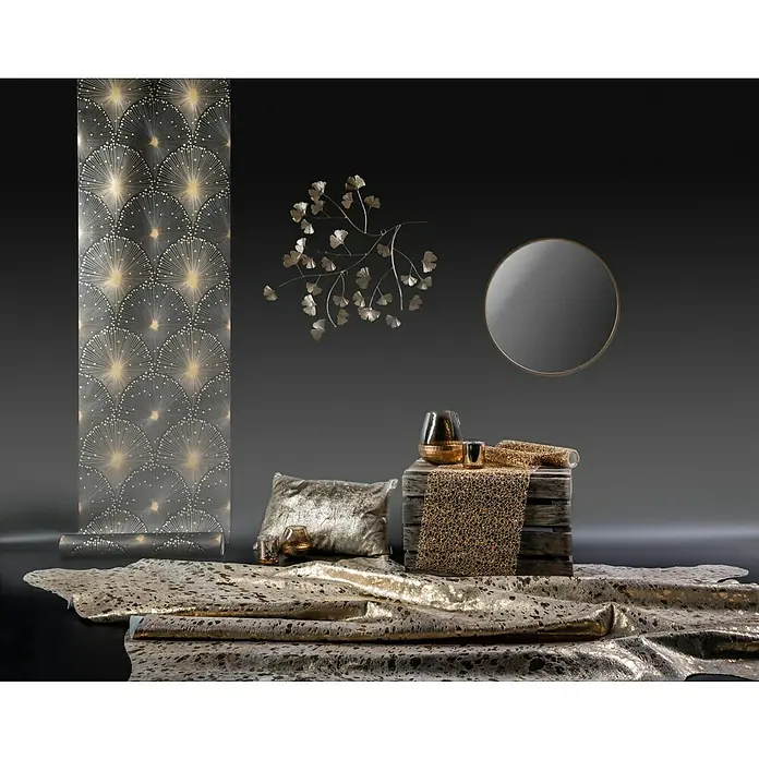 Esbeco Alfombra de piel de vaca Manchado - Oro, 100% Piel real - Interior elegante con papel pintado dorado, cojines decorativos, objetos y un espejo, creando un ambiente lujoso y elegante.