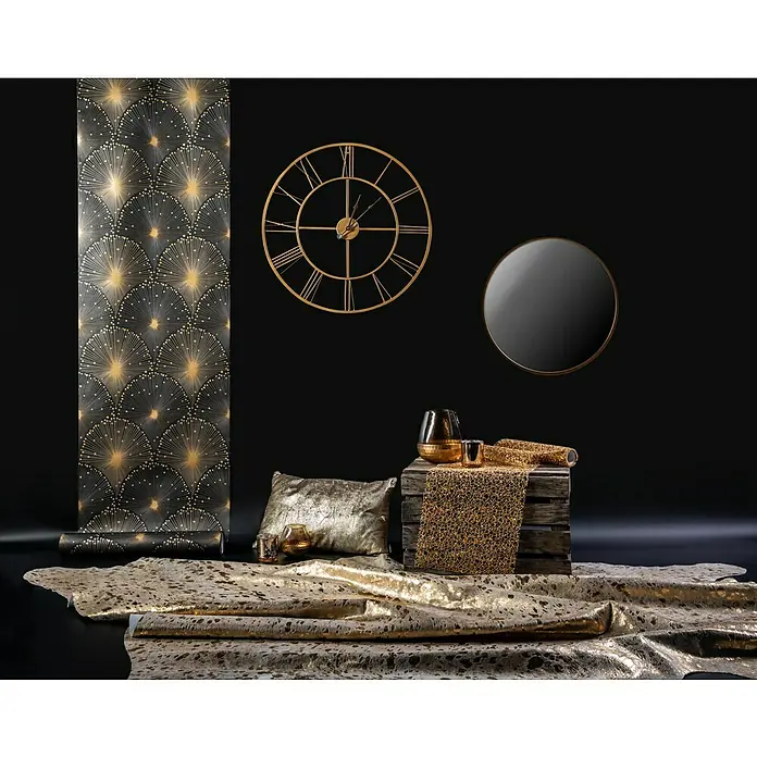 Esbeco Kuhfell Gefleckt - Gold, 100 % Echtfell - Elegantes Stillleben mit goldener Wanduhr, Spiegel und Textilien auf einem dunklen Hintergrund. Dekorative Elemente für ein stilvolles Zuhause.