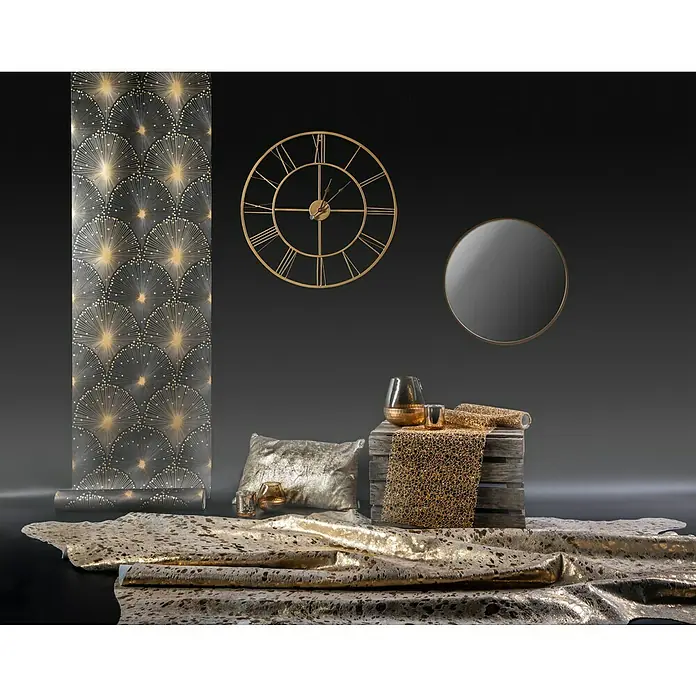 Esbeco Alfombra de piel de vaca Manchado - Oro, 100% Piel real - Interior elegante con reloj dorado, espejo y rollo de papel pintado Art Déco, acentuado por textiles brillantes y objetos decorativos.