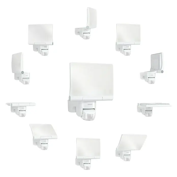 Steinel LED-Sensor-Strahler XLED home 2 S schwarz - 13,7 W, L x B x H: 161 x 180 x 218 mm, Schwarz, IP44 - Das Bild zeigt eine Ansammlung von weißen Außenleuchten in verschiedenen Ausrichtungen, die das Design und die Vielseitigkeit betonen.