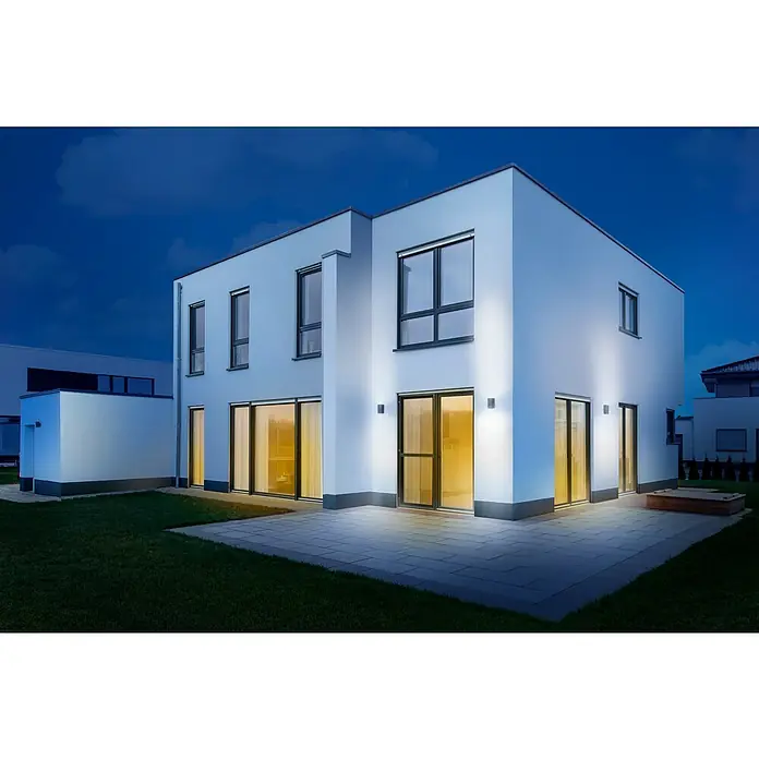 Steinel LED-Außenwandleuchte L 930 S anthrazit - 9,3 W, 92 x 63 x 137 mm, IP44 - Modernes Haus mit Außenbeleuchtung und Terrasse im Abendlicht. Die Lichter betonen die architektonischen Details.