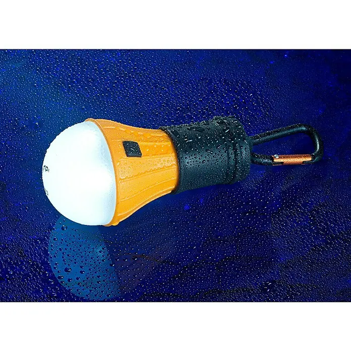 Schlüsselanhänger-Taschenlampe - Orange, 5 x 15,5 cm - Eine wasserdichte Campinglampe mit Karabinerhaken, ideal für Outdoor-Abenteuer und Notfälle, liegt auf einer nassen, blauen Oberfläche.