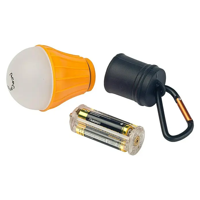 Schlüsselanhänger-Taschenlampe - Orange, 5 x 15,5 cm - Detailaufnahme einer Campinglampe, einer Batteriehalterung mit Batterien und einem Karabiner auf schwarzem Hintergrund.