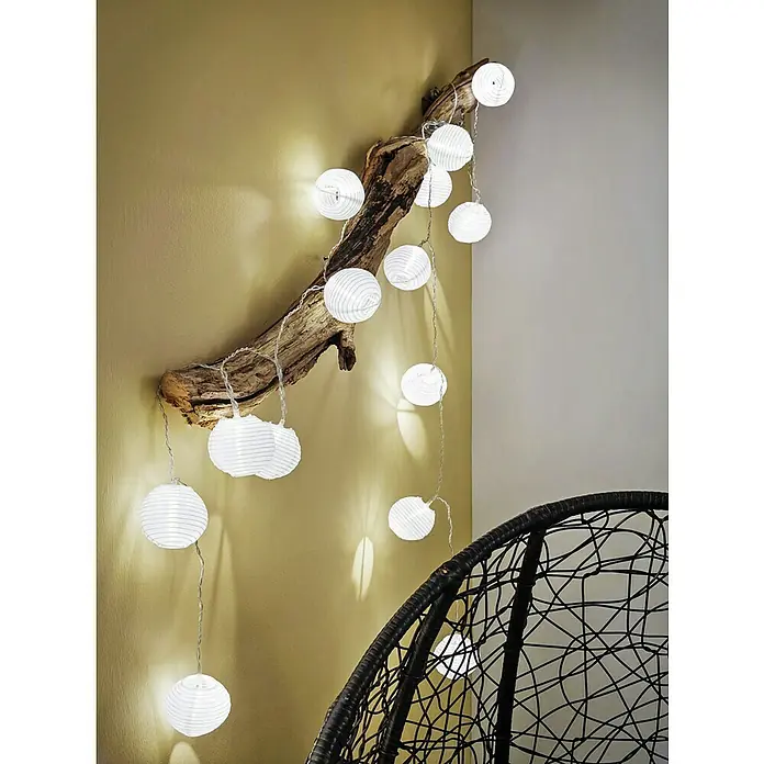 Paulmann Guirnalda luminosa LED Lampion - 3,6 m, Para exterior - Guirnalda de luces con globos de papel blanco fijada a una rama rústica en la pared.