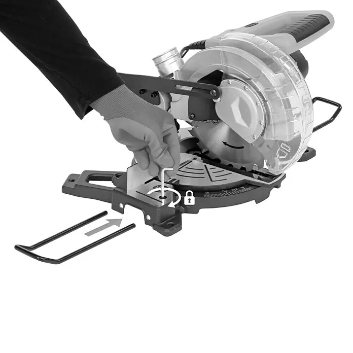 PowerPlus Sierra ingletadora POWX075700 - 1.500 W, Diámetro hoja de sierra: 210 mm, 5.000 r.p.m. - Se está operando una sierra de inglete para realizar cortes precisos. La herramienta es esencial para la carpintería y los proyectos de bricolaje.