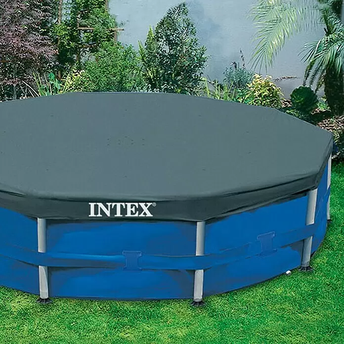 Intex Cubierta de piscina Frame Pool - Diámetro: 366 cm, Material: Plástico - Una cubierta de piscina Intex gris oscuro sobre una piscina elevada en un jardín. La cubierta protege la estructura azul de la piscina.