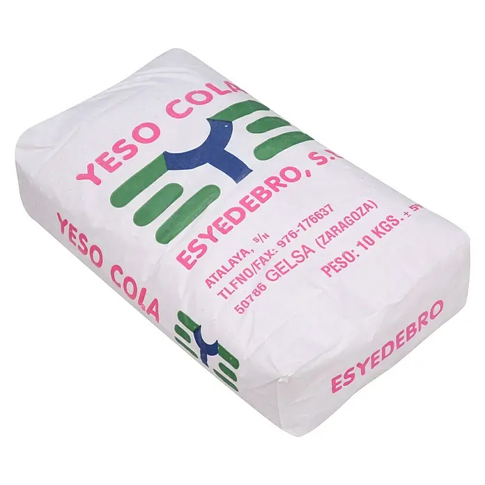 BHS Zaragoza Pegamento yeso cola - 10 kg - Un primer plano de un saco de "Yeso Cola", un producto de construcción, con letras rosas y verdes sobre un fondo blanco.