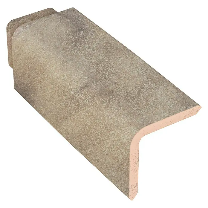 BHS Madrid Perfil de remate lateral Lamalou - 9,5 x 9,5 x 43 cm - Primer plano de un borde de piscina beige con bordes redondeados y superficie ligeramente rugosa. Perfecto para piscinas.