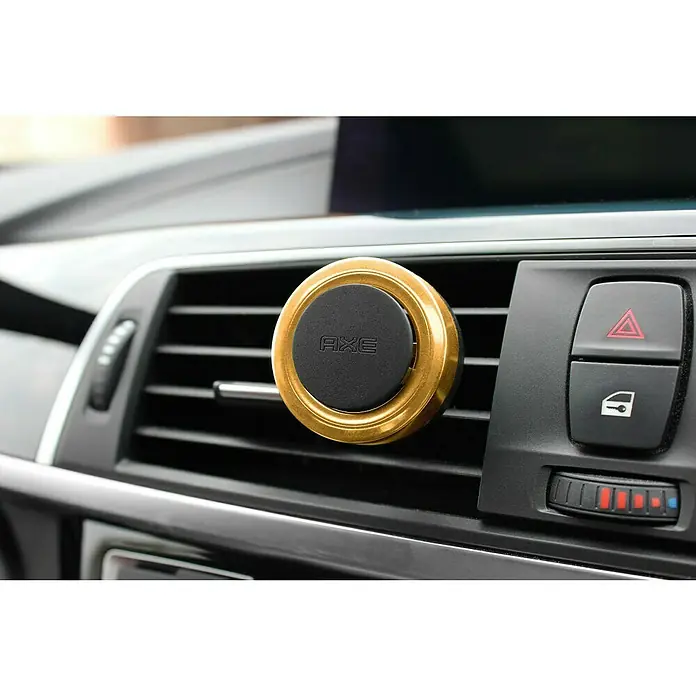 Axe Autoduft Mini Vent - Dark Temptation, Einhängen, 30 Tage - Nahaufnahme einer goldenen AXE Handyhalterung am Lüftungsgitter eines Autos, die eine sichere und stilvolle Lösung bietet.