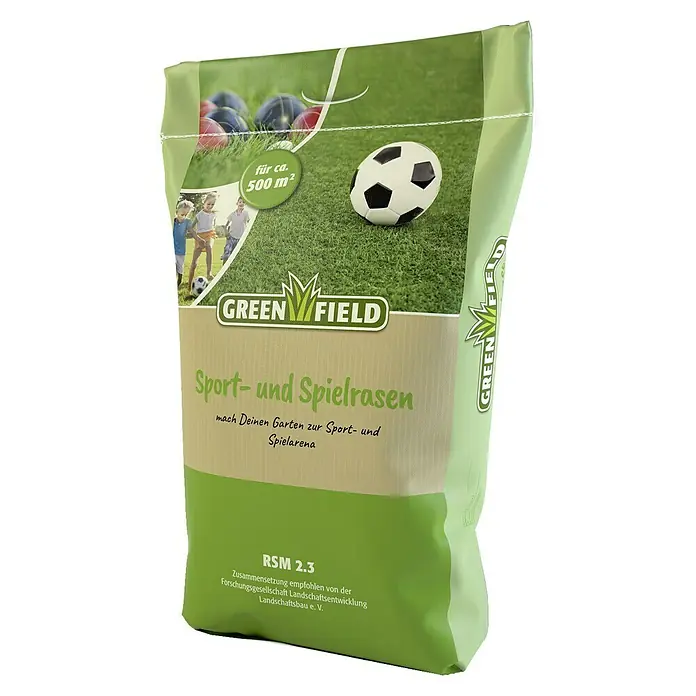 Greenfield Rasensamen Spiel- & Sportrasen - 10 kg, 500 m² - Produktaufnahme eines Sackes "Greenfield Sport- und Spielrasen" mit Fußball auf Rasen im Hintergrund.