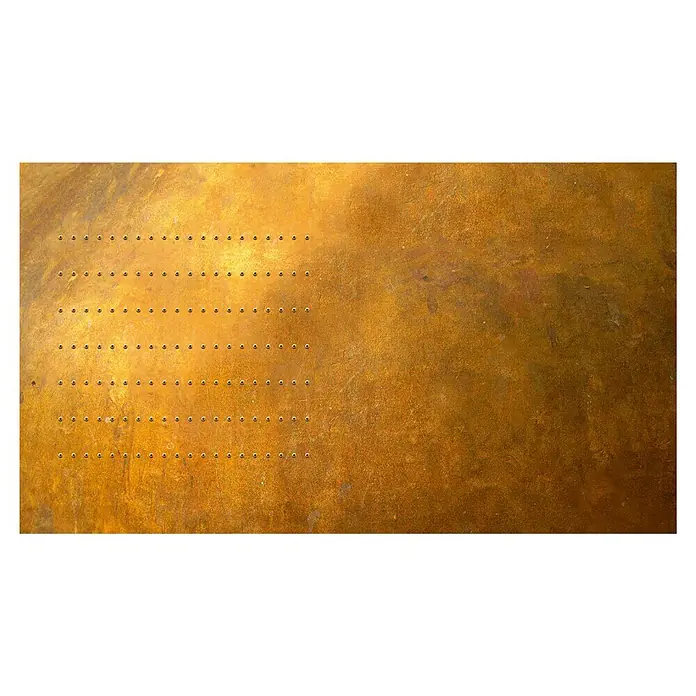 Gutscheinkarte - Per Postversand, 50 Euro, Konglomerat - Detailaufnahme einer bronzefarbenen Metallplatte mit präzise angeordneten Löchern, die ein gleichmäßiges Muster bilden.