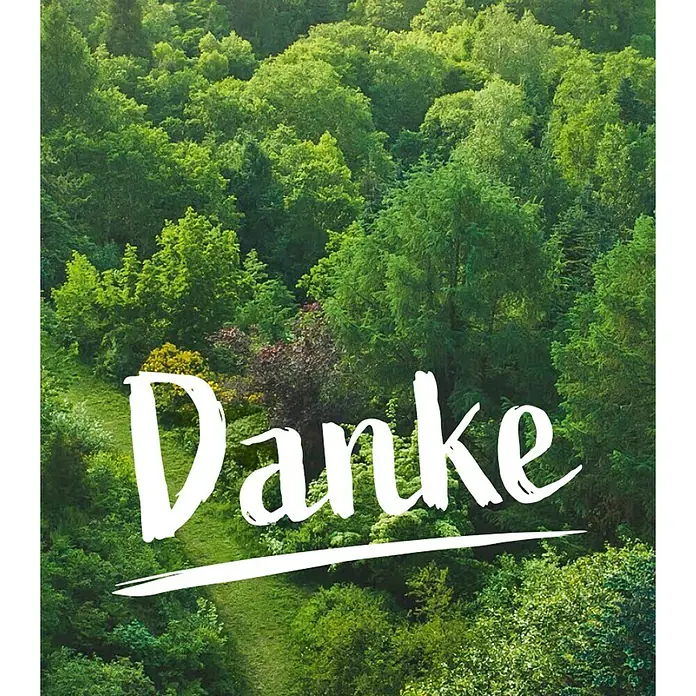 Gutscheinkarte - Per Postversand, 50 Euro, Bäume - Dankeschön-Karte mit einem üppigen grünen Wald im Hintergrund und dem Wort "Danke" in weißer, geschwungener Schrift.