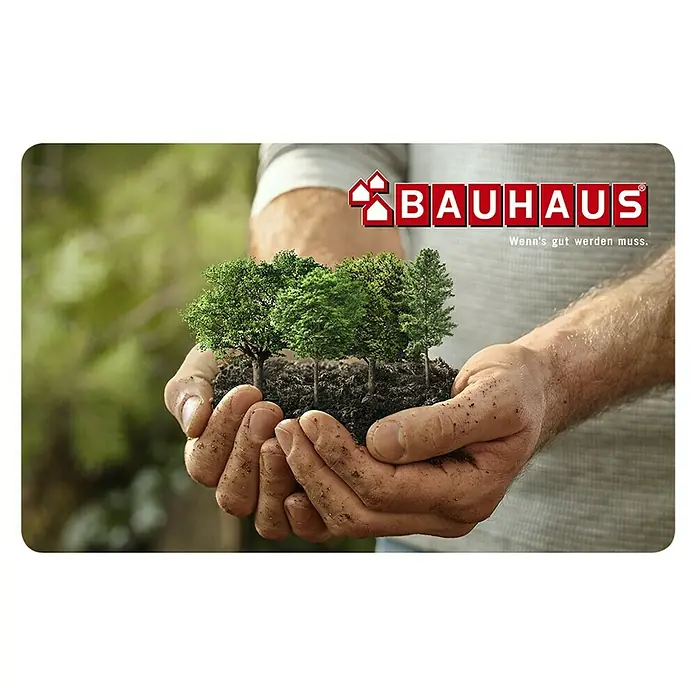 Gutscheinkarte - Zum Selbstausdruck, Individueller Betrag, Bäume - Hände halten eine Handvoll Erde mit kleinen Bäumen, im Hintergrund das Bauhaus-Logo, das für Gartenbedarf und Bauprojekte steht.