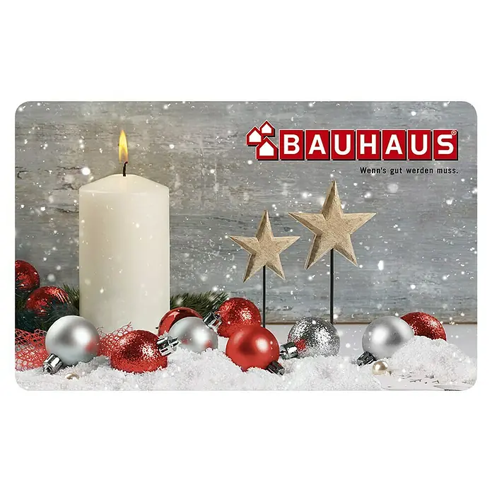 Gutscheinkarte - Zum Selbstausdruck, 50 Euro, Weihnachtsstern - Festliche Winterdekoration mit Kerze, Weihnachtskugeln und Holzsternen, geschmückt mit dem Bauhaus Logo, ideal für die Weihnachtszeit.