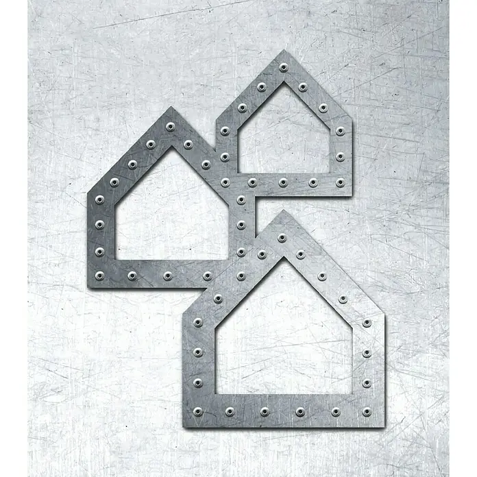 Gutscheinkarte - Per Postversand, Individueller Betrag, Konglomerat - Metallisches Haus-Logo: Ein stilisiertes, dreifaches Haus-Logo aus Metall mit Bolzen, präsentiert vor einem strukturierten Hintergrund.